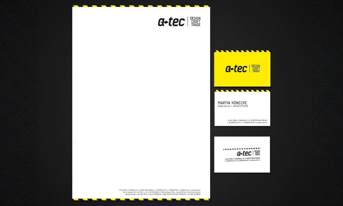 Geschäftsausstattung von a-tec Design Craft Trade mit Briefpapier und drei Visitenkarten im Corporate Design. Sichtbar sind das a-tec-Logo sowie die Wortmarke „DESIGN CRAFT TRADE“.