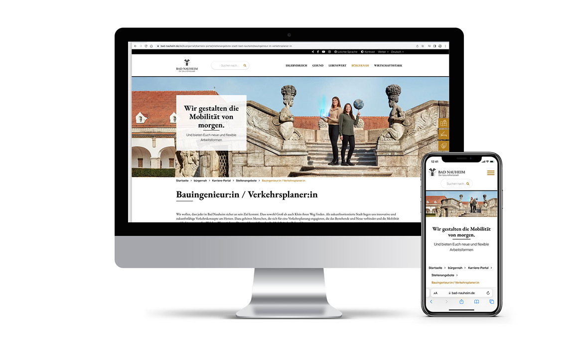 Responsives Website-Mockup der Arbeitgebermarke der Stadt Bad Nauheim mit Desktop-Monitor und Smartphone. Sichtbar sind die Seitentitel „Bürgerservice / Verkehrsplanung“ sowie ein Headerbild mit zwei Personen auf einer historischen Freitreppe.