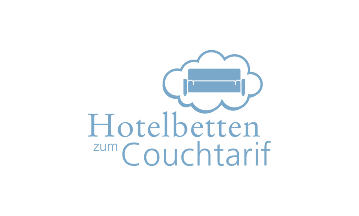 Logo der Kampagne „Hotelbetten zum Couchtarif“ mit einem stilisierten Bett in einer Wolke sowie der blauen Wortmarke auf weißem Hintergrund.