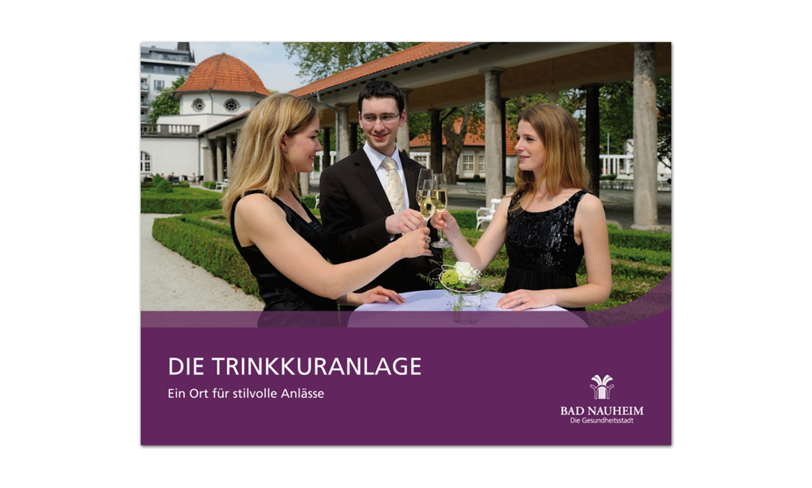 Titelseite der Broschüre zur Trinkkuranlage Bad Nauheim mit einer großformatigen Fotografie der Trinkkuranlage, der Überschrift „Trinkkuranlage Bad Nauheim“ sowie Informationen zum historischen Gebäude.