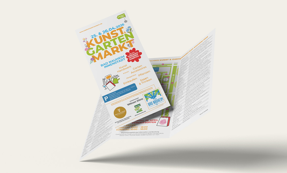 Schwebend dargestellter Programmflyer zum „Kunst- und Gartenmarkt Bad Nauheim“ mit Titelseite und Innenseiten mit Veranstaltungsinformationen.