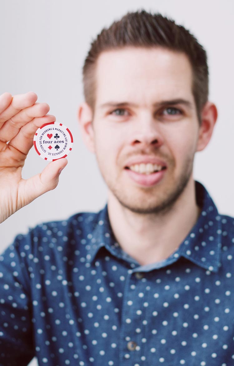 Benjamin Holzhausen hält Pokerchip in die Kamera