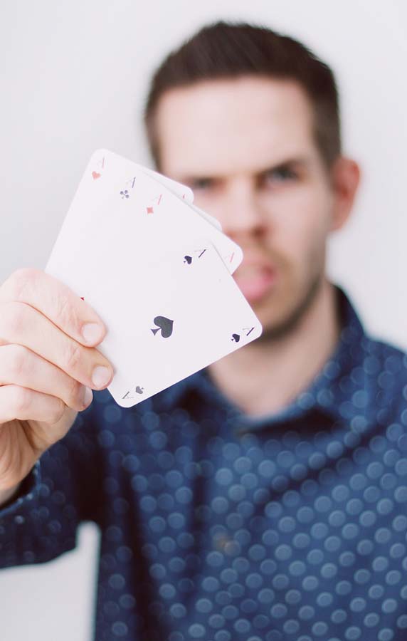 Benjamin Holzhausen hält 4 Asse in die Kamera