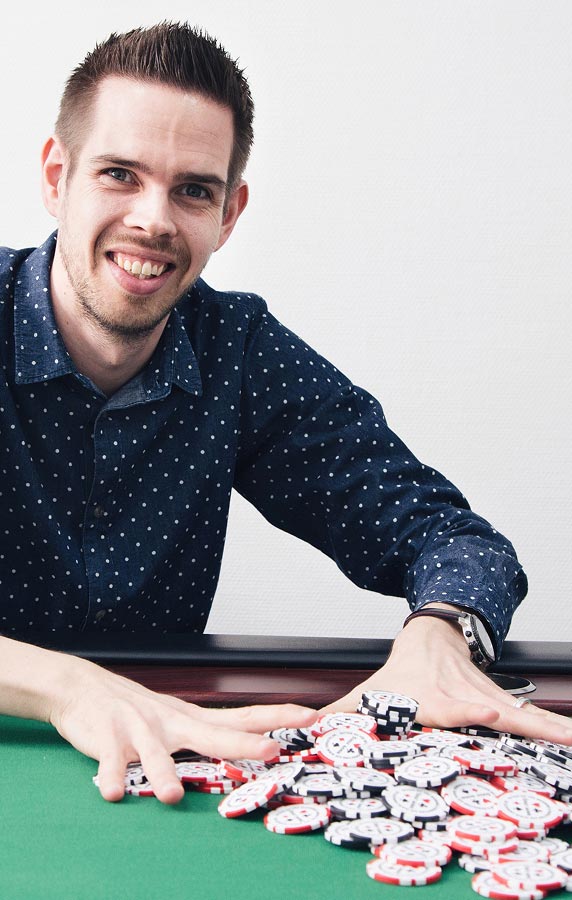 Benjamin Holzhausen schiebt Pokerchips auf den Pokertisch