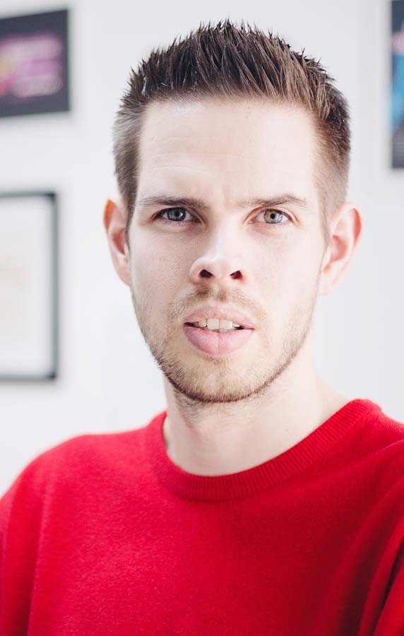 Benjamin Holzhausen Portrait in rotem Pulli