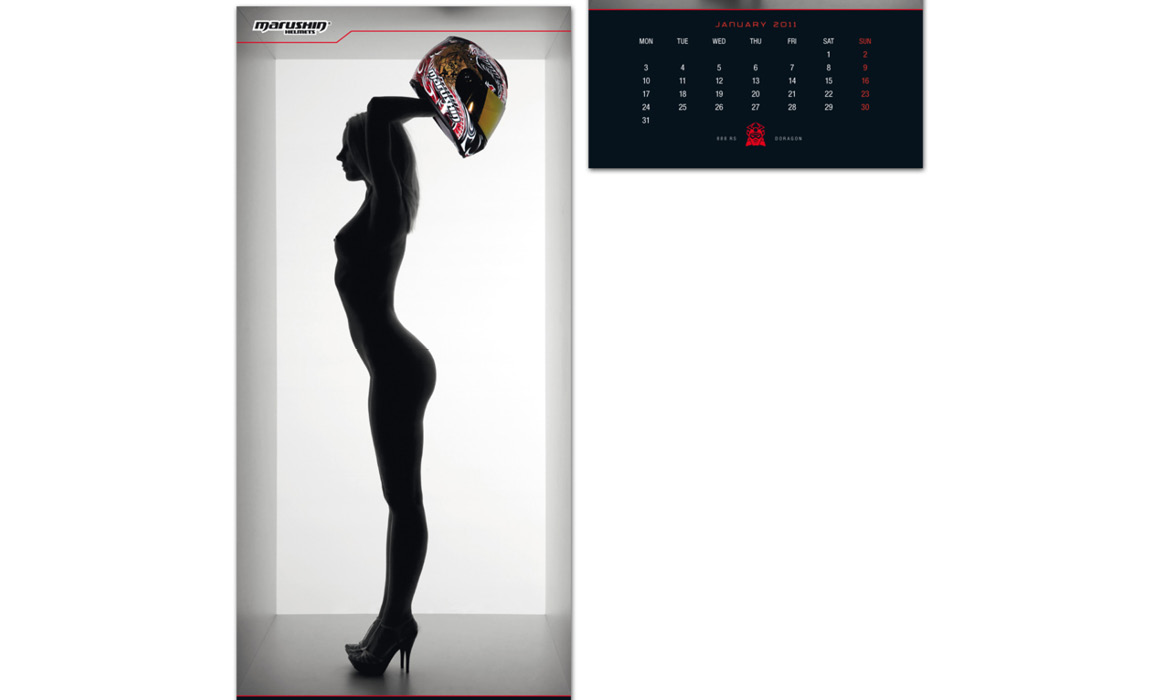 Kalenderblatt des Marushin-Kalenders 2011 mit einer stehenden Person in schwarzer Silhouette und Motorradhelm sowie einer Monatsübersicht.