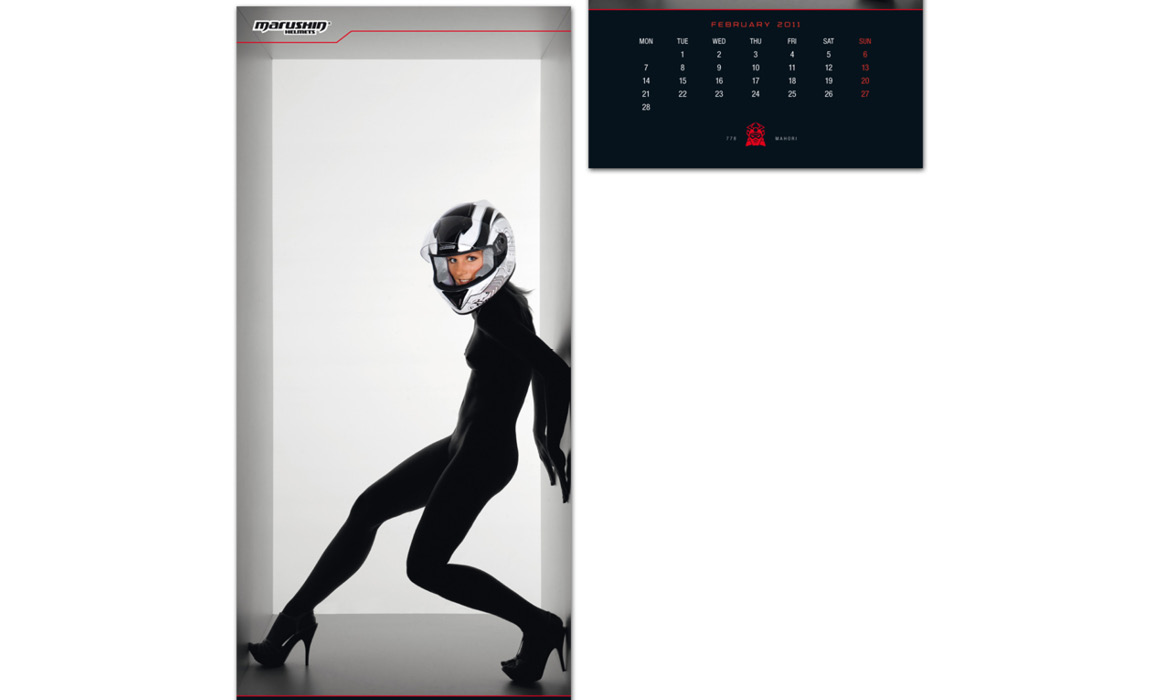 Kalenderblatt des Marushin-Kalenders 2011 mit einer knienden Person in schwarzer Silhouette und Motorradhelm sowie einer Monatsübersicht.