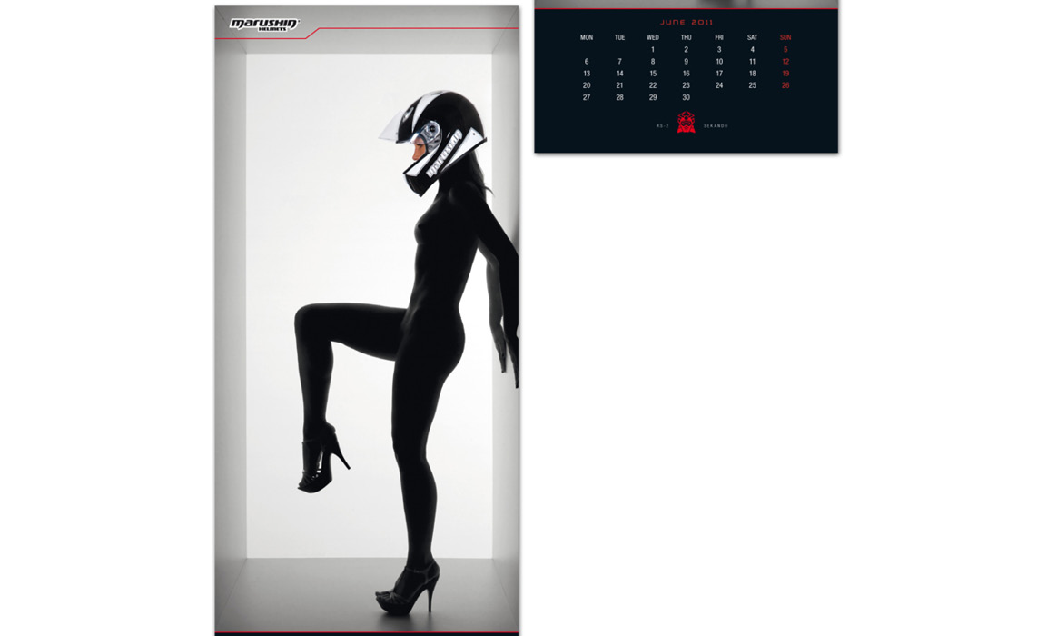 Kalenderblatt des Marushin-Kalenders 2011 mit einer sitzenden Person in schwarzer Silhouette und Motorradhelm sowie einer Monatsübersicht.