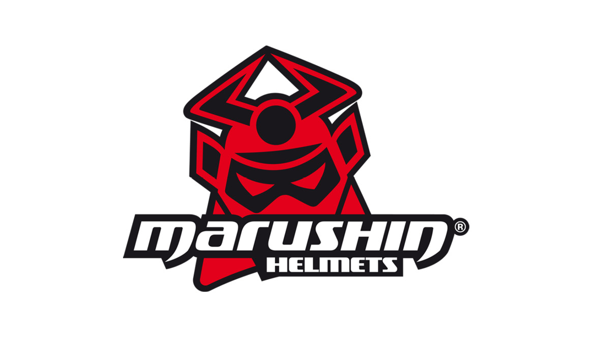 Logo von Marushin Helmets mit rotem stilisierten Helm und schwarzer Wortmarke auf weißem Hintergrund.