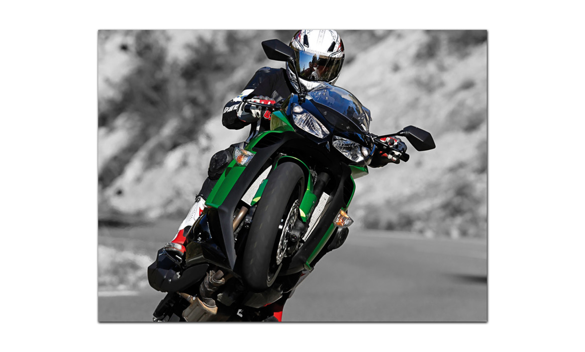Fotografie eines Motorrads in Kurvenfahrt mit Fahrer, der einen Marushin-Motorradhelm trägt.