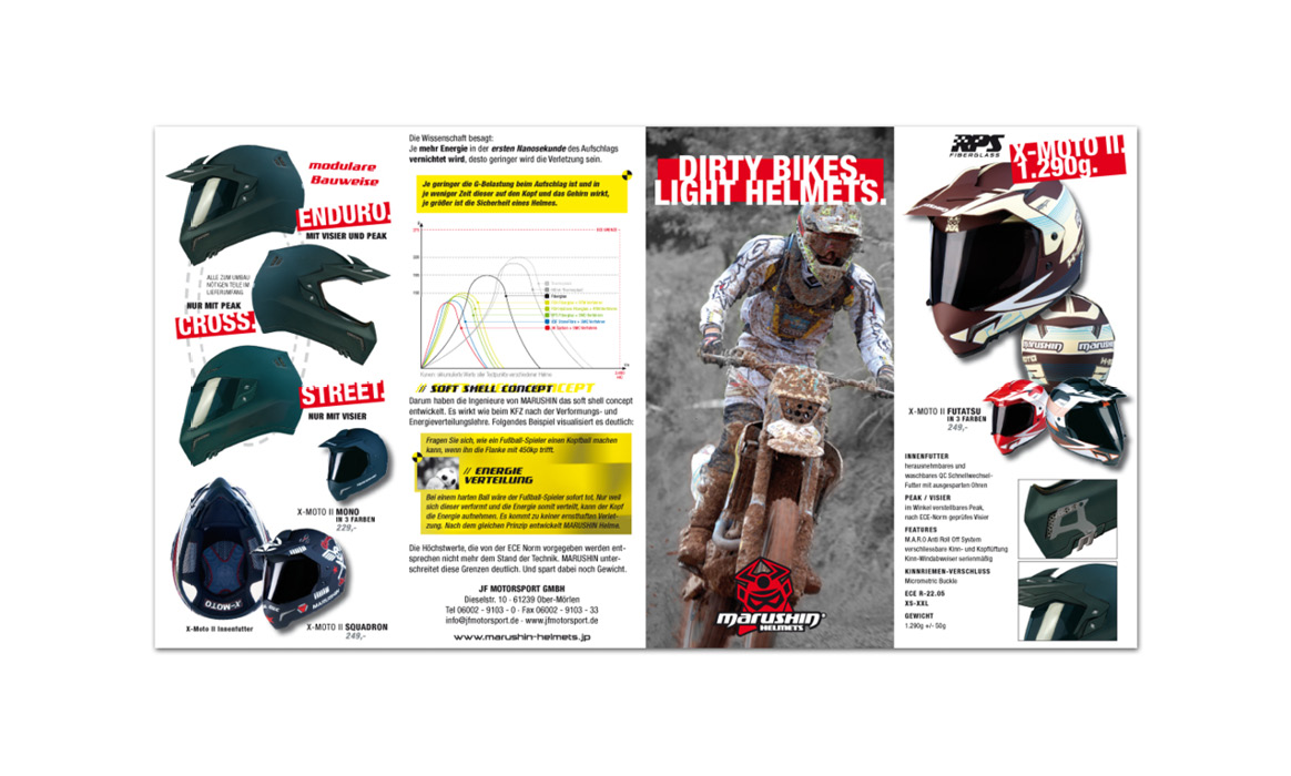 Doppelseite des Marushin Brand-Identity-Guides mit Anzeigenbeispielen, Produktabbildungen von Motorradhelmen und Gestaltungsrichtlinien.