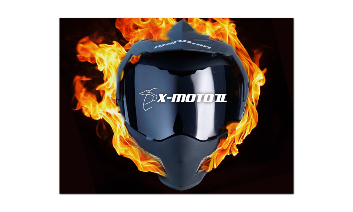 Produktabbildung eines X-Moto II Motorradhelms von Marushin Helmets vor einem Flammenhintergrund.