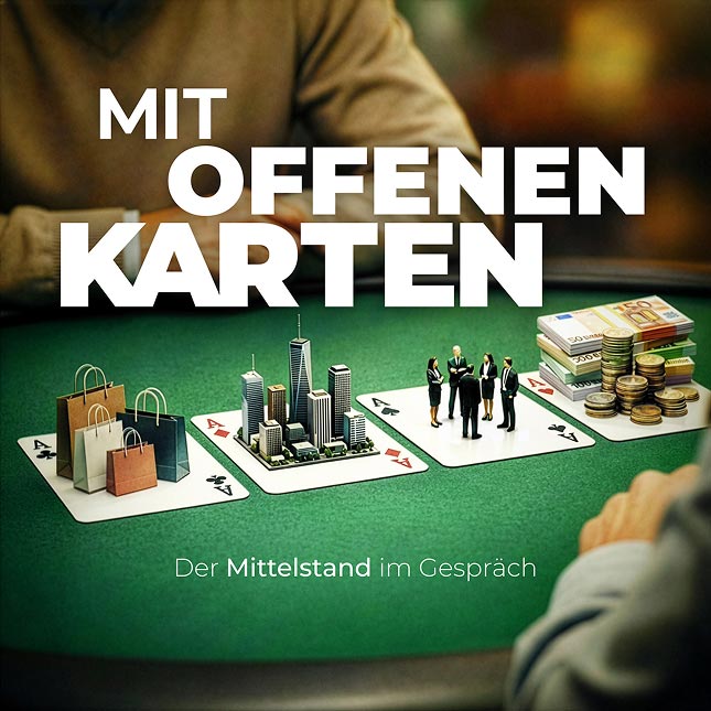 Podcast Cover vom Podcast Mit offenen Karten, der Mittelstand im Gespräch zeigt 4 Asse mit Dekoration auf dem Pokertisch und zwei Menschen, die sich gegenübersitzen