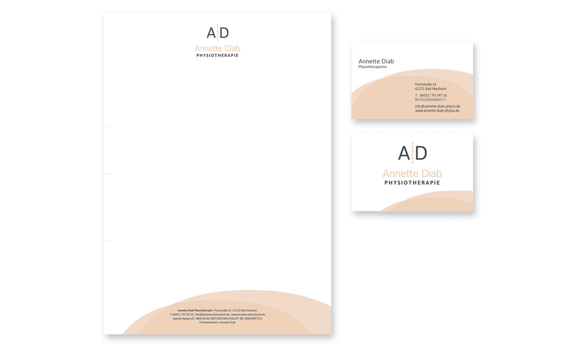 Geschäftsausstattung der Physiotherapiepraxis Annette Diab mit Briefpapier und zwei Visitenkarten im Corporate Design. Sichtbar sind das Monogramm „AD“, die Wortmarke „Annette Diab“ sowie der Schriftzug „PHYSIOTHERAPIE“.