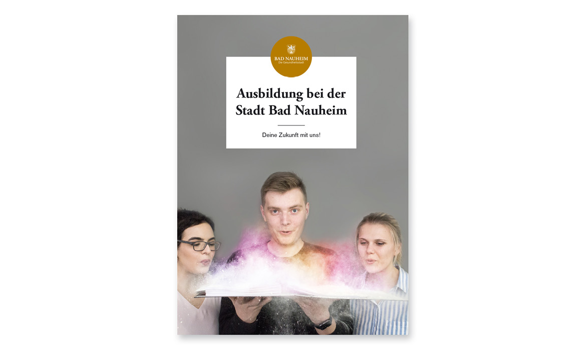 Titelseite der Ausbildungsmappe der Stadt Bad Nauheim mit der Überschrift „Ausbildung bei der Stadt Bad Nauheim“ sowie drei Auszubildenden vor grauem Hintergrund.