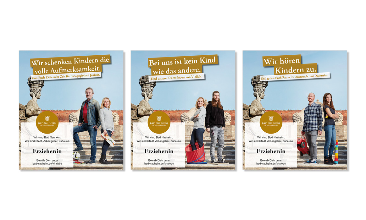Drei Stellenanzeigen der Erzieherkampagne der Stadt Bad Nauheim mit den Überschriften „Wir schenken Kindern die volle Aufmerksamkeit.“, „Bei uns ist kein Kind wie das andere.“ und „Wir hören Kindern zu.“ sowie Mitarbeitenden aus den Kindertagesstätten.