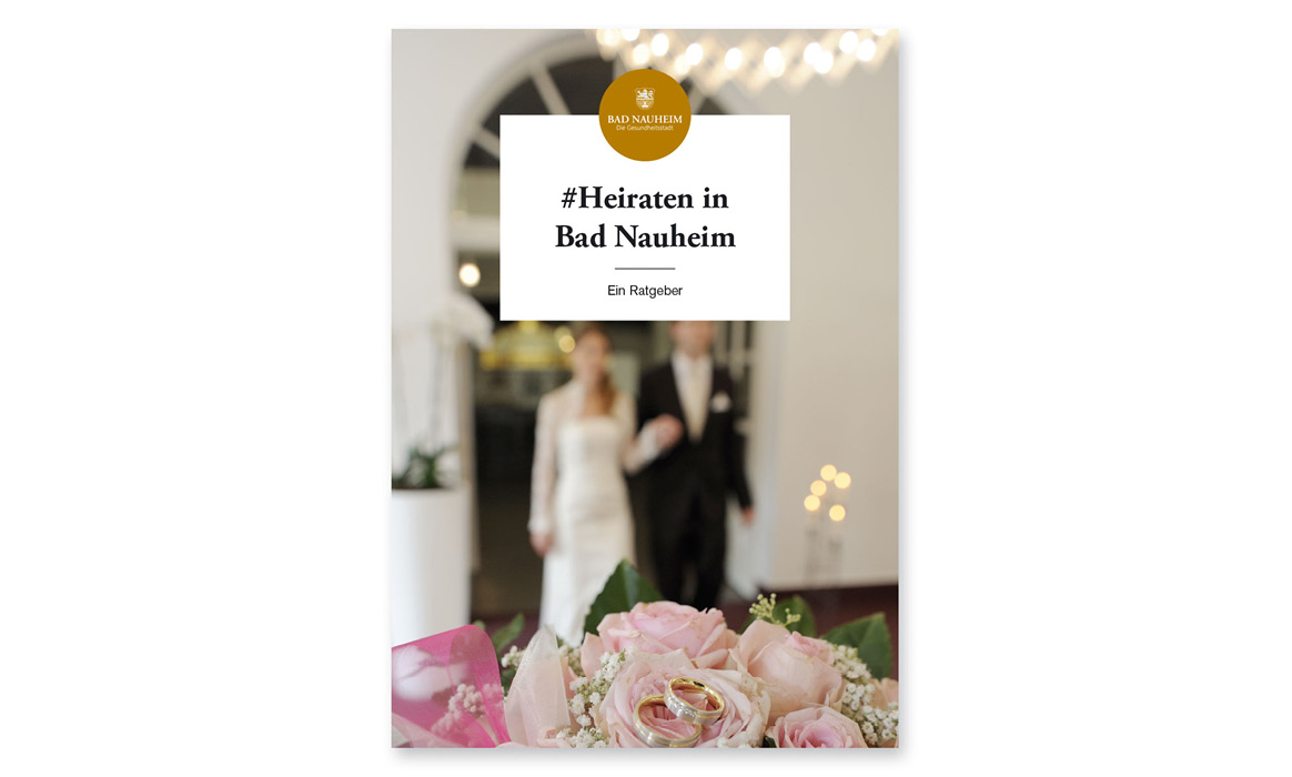 Titelseite der Hochzeitsbroschüre der Stadt Bad Nauheim mit der Überschrift „#Heiraten in Bad Nauheim“, dem Zusatz „Ein Ratgeber“ sowie einer unscharfen Aufnahme eines Brautpaares im Hintergrund.