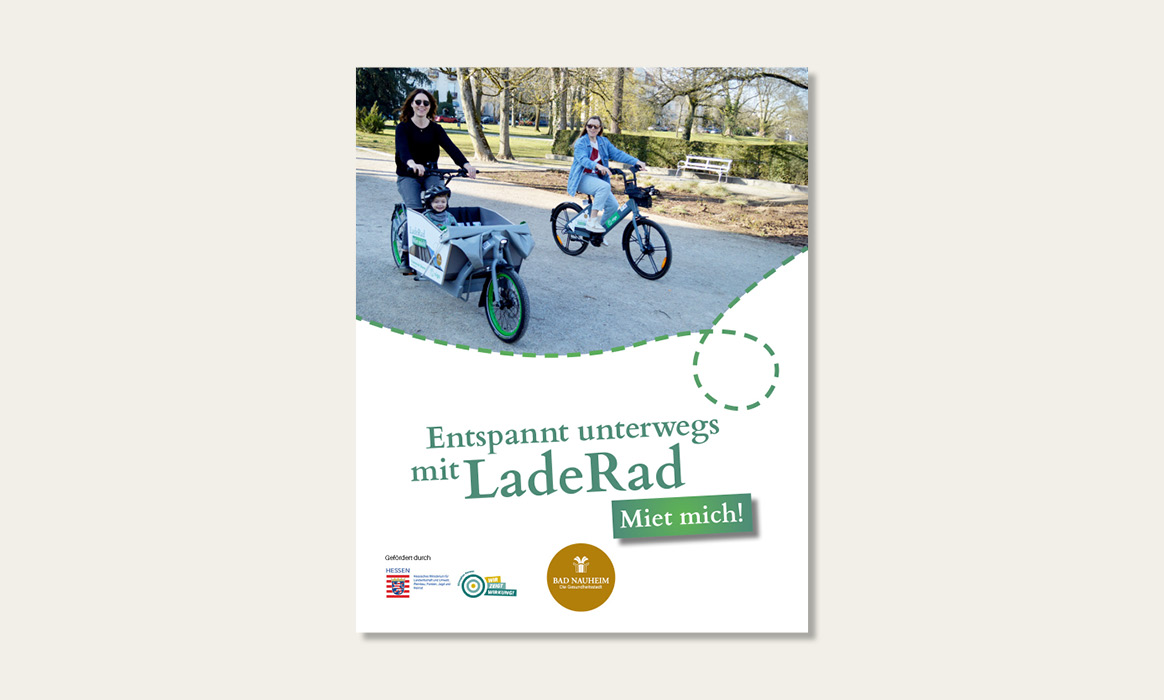 Plakat der LadeRad-Kampagne der Stadt Bad Nauheim mit einer Frau auf einem Lastenfahrrad und einer weiteren Frau auf einem Fahrrad. Sichtbar sind die Überschrift „Entspannt unterwegs mit LadeRad“ sowie der Aufruf „Miet mich!“.
