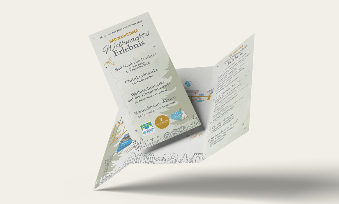 Gefalteter Programmflyer zum Bad Nauheimer Weihnachtserlebnis 2025 mit den Überschriften „Bad Nauheimer Weihnachtserlebnis“ und „In der Adventszeit“ sowie einer Übersicht der Veranstaltungsorte.