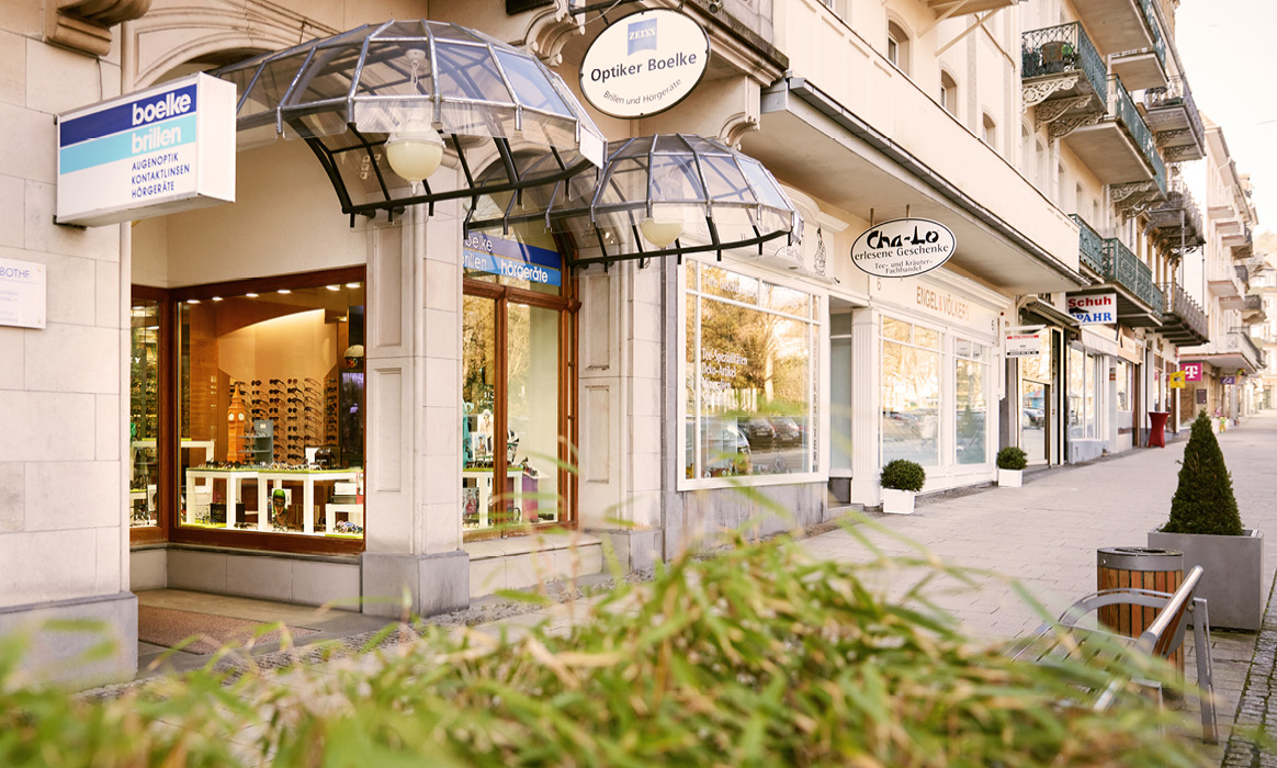 Außenansicht des Fachgeschäfts Optik Boelke mit Schaufenstern, Eingangsbereich und Geschäftsfassade in einer Einkaufsstraße.