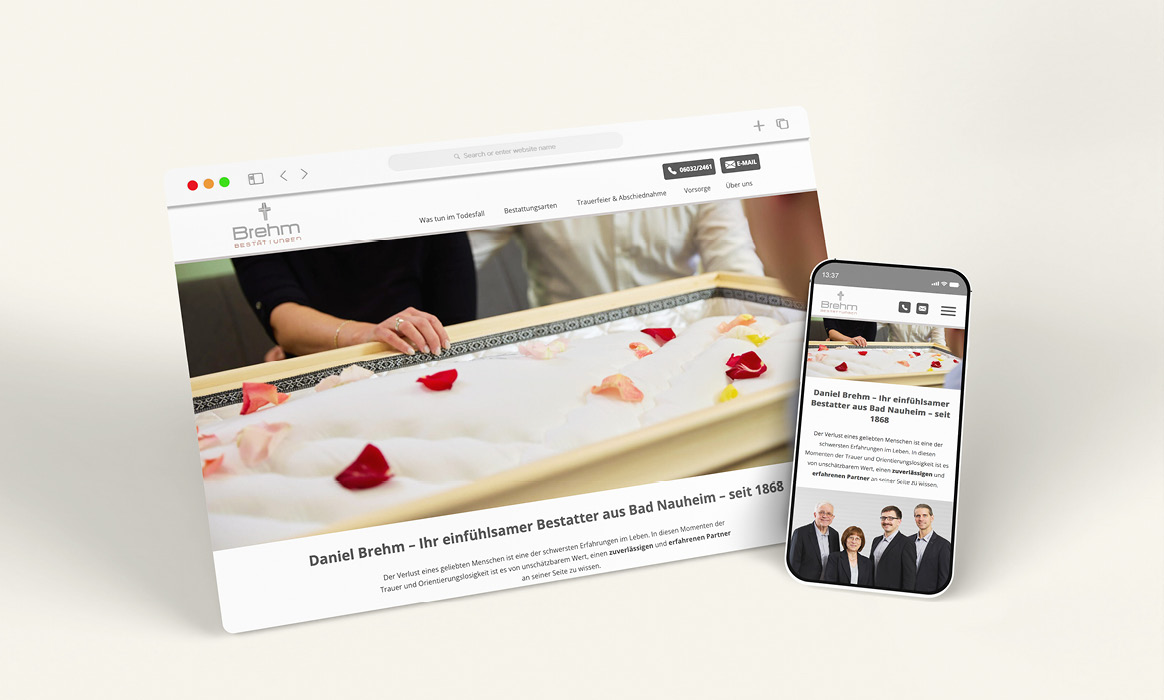 Responsive Website von Bestattungen Brehm auf Desktop-Monitor und Smartphone mit Startseite, großformatigem Titelbild sowie Informationen zu Leistungen und Ansprechpartnern.