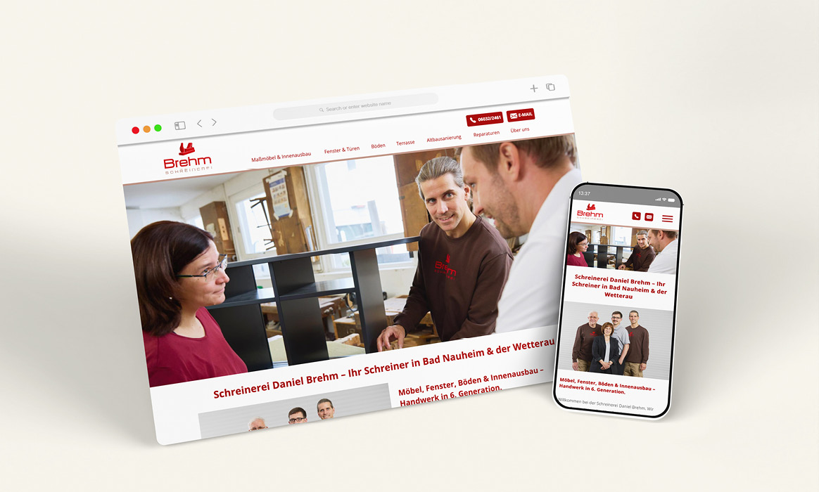 Responsive Website der Schreinerei Brehm auf Desktop-Monitor und Smartphone mit Startseite, großformatigem Werkstattfoto sowie Informationen zu Leistungen und Unternehmen.