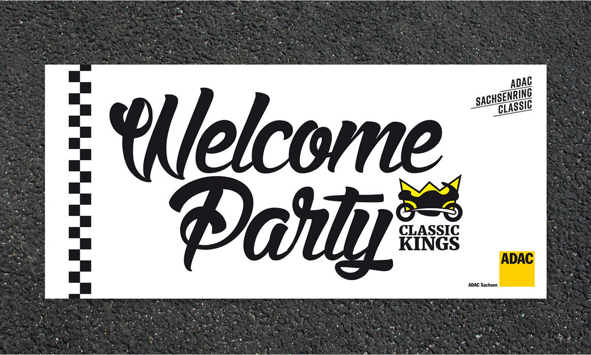 Einladungskarte zur „Welcome Party“ von Classic Kings mit dem Schriftzug „Welcome Party“, dem Logo Classic Kings, dem Logo ADAC Sachsenring Classic sowie einem schwarz-weiß karierten Rand im Rennsportstil.