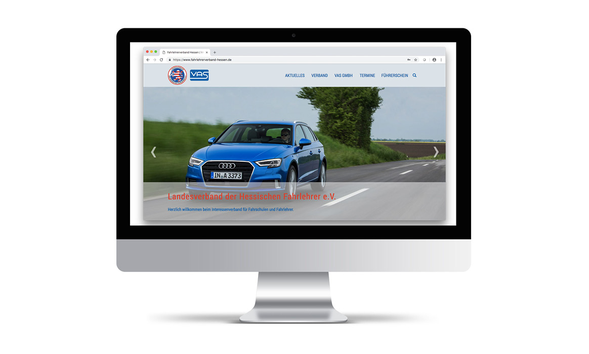 Responsive Website des Landesverbands der Hessischen Fahrlehrer e. V. auf Desktop-Monitor mit Startseite, großformatigem Fahrzeugmotiv und Hauptnavigation.