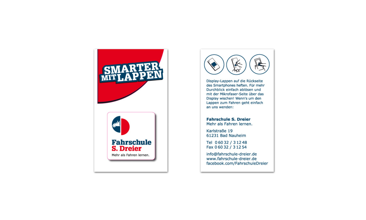Vorder- und Rückseite eines Handy Display Cleaners der Fahrschule S. Dreier mit der Aufschrift „SMARTER MIT LAPPEN“, Logo sowie Kontaktinformationen.