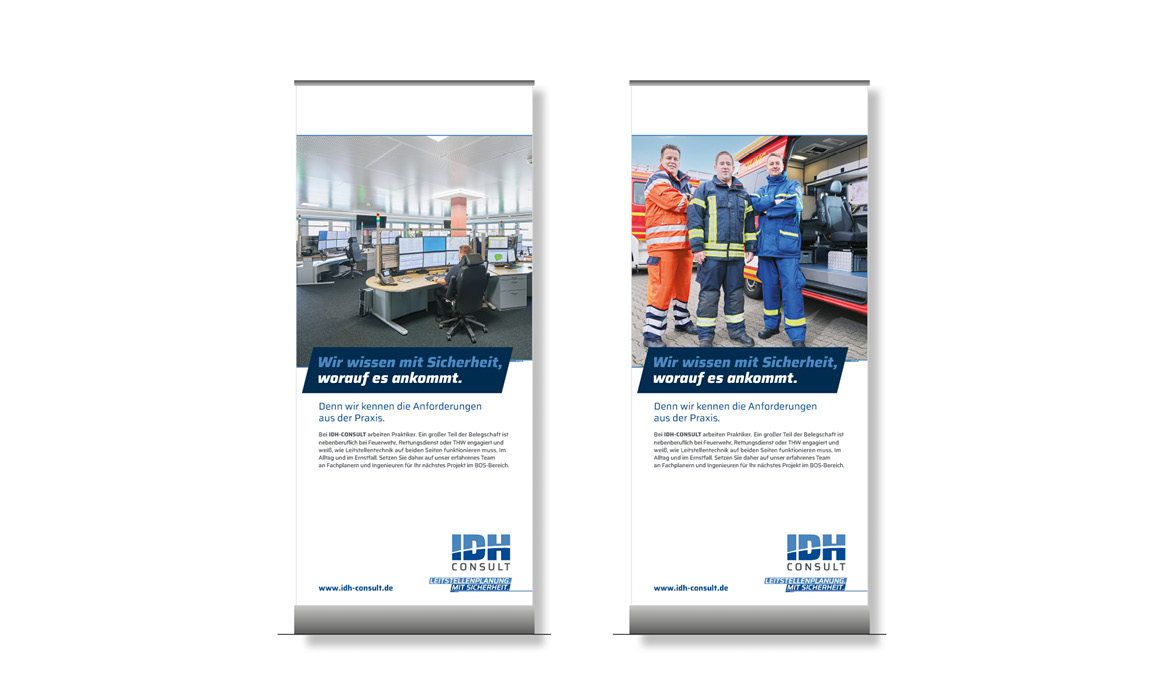 Zwei Roll-ups von IDH Consult mit Fotografien aus den Bereichen Leitstellentechnik und Feuerwehr sowie dem Unternehmenslogo.
