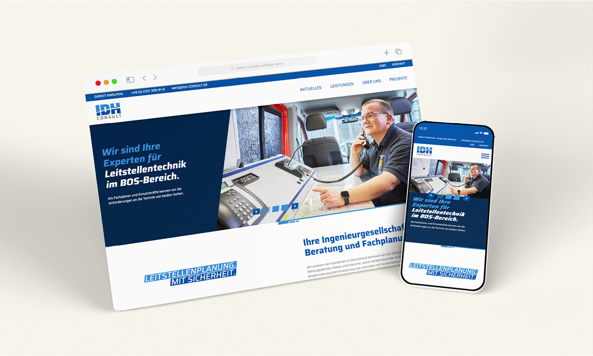 Responsive Website von IDH Consult auf Desktop-Monitor und Smartphone mit Startseite, Hauptnavigation und Informationen zur Leitstellentechnik im BOS-Bereich.