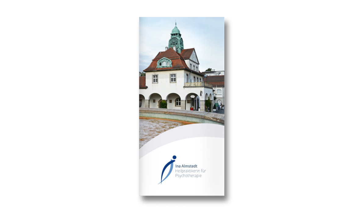 Titelseite eines Flyers von Ina Almstedt – Heilpraktikerin für Psychotherapie mit einem Foto des Bad Nauheimer Sprudelhofs sowie Logo und Praxisbezeichnung.