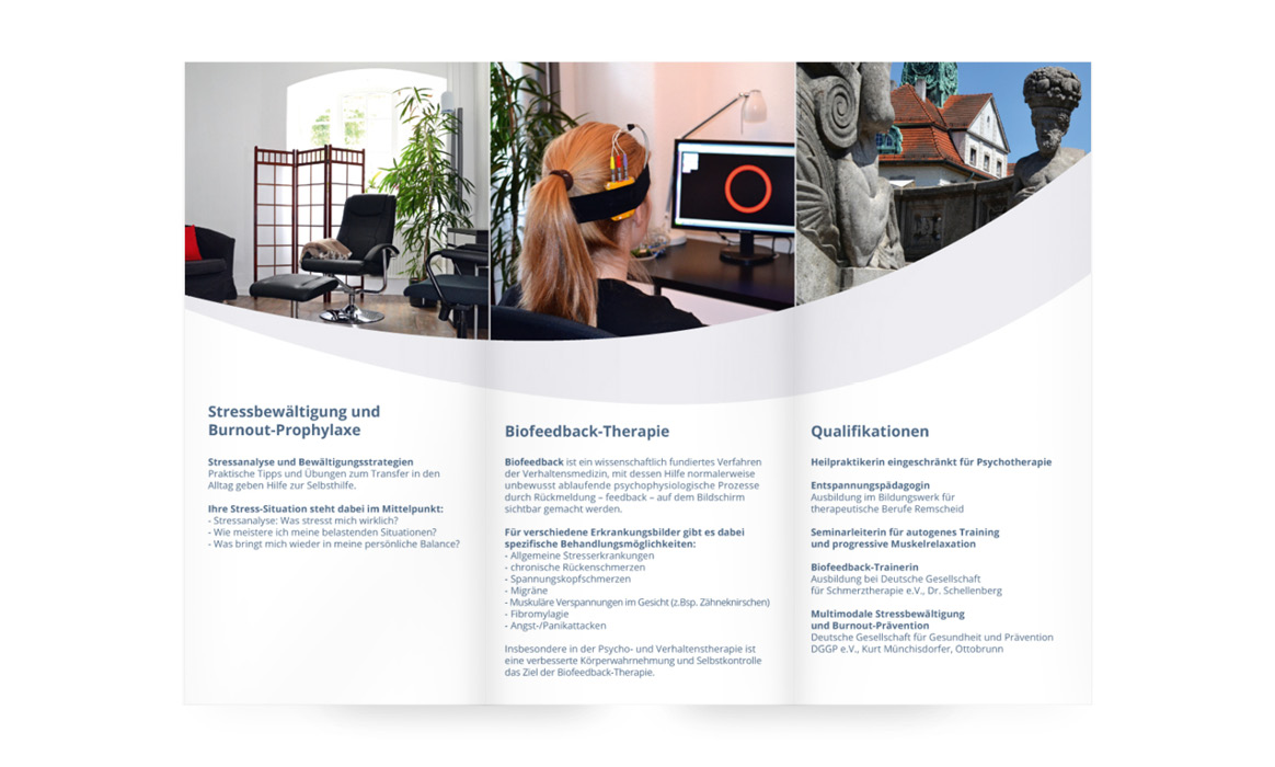 Geöffneter Flyer von Ina Almstedt – Heilpraktikerin für Psychotherapie mit Informationen zu Stressbewältigung und Burnout-Prävention, Biofeedback-Therapie sowie Qualifikationen.