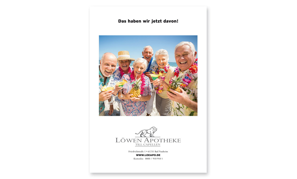 Anzeige der Löwen Apotheke Bad Nauheim mit einer Gruppe fröhlicher Seniorinnen und Senioren sowie der Überschrift „Das haben wir jetzt davon!“.