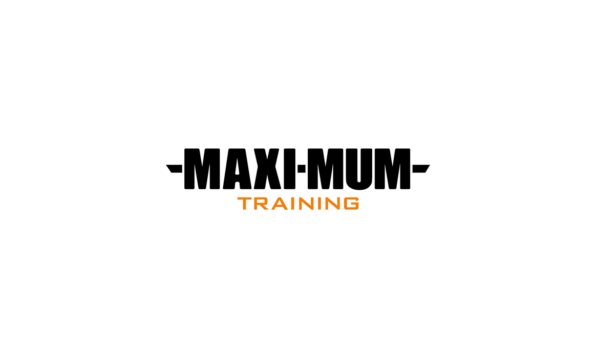 Logo von Maximum Training mit schwarzer Wortmarke und orangefarbenem Schriftzug „TRAINING“ auf weißem Hintergrund.
