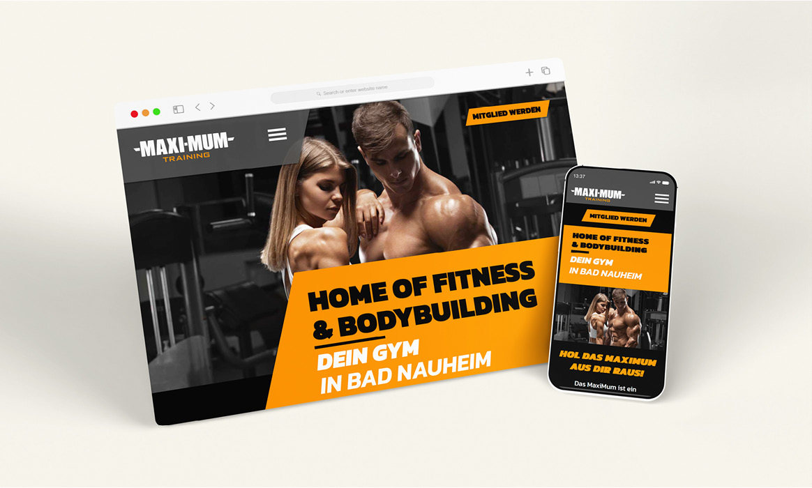 Responsive Website von Maximum Training auf Desktop-Monitor und Smartphone mit der Startseite und der Überschrift „Home of Fitness & Bodybuilding – Dein Gym in Bad Nauheim“.