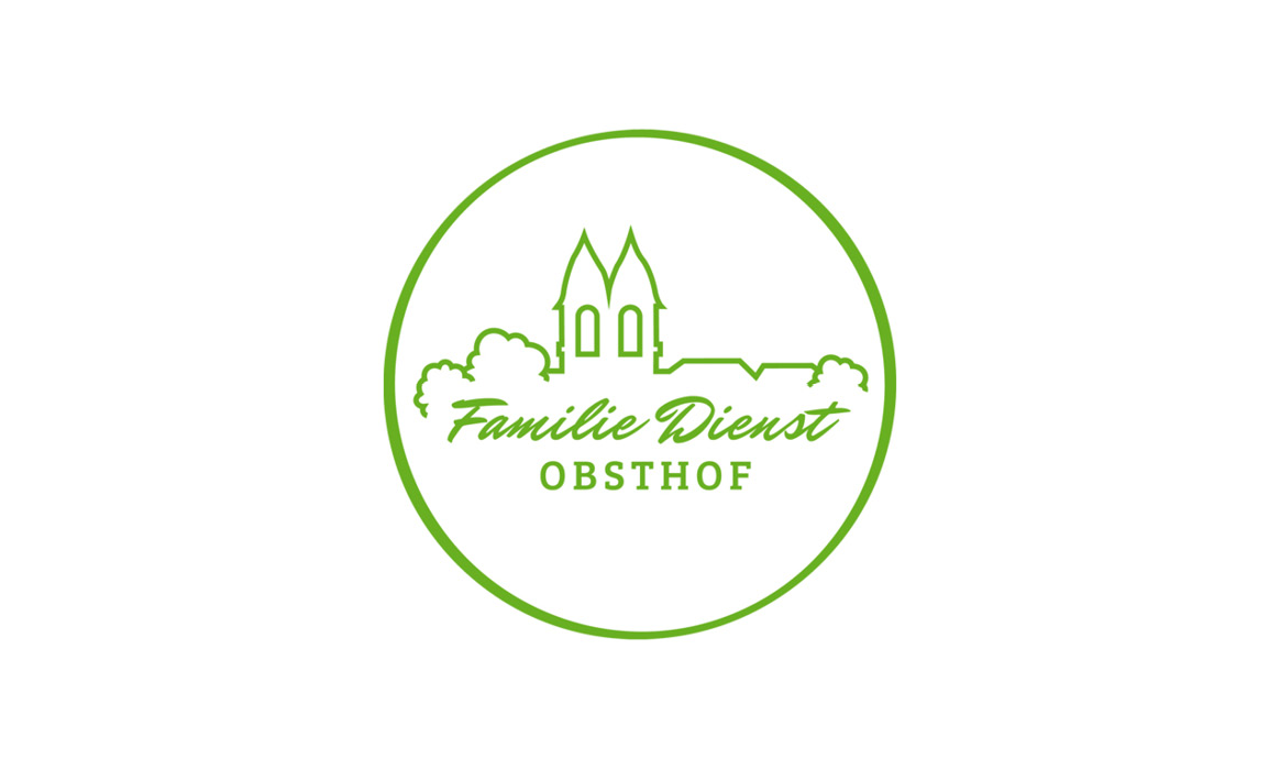 Logo des Obsthofs Familie Dienst mit stilisierten Obstbäumen, Kirche und der grünen Wortmarke „Familie Dienst Obsthof“ auf weißem Hintergrund.