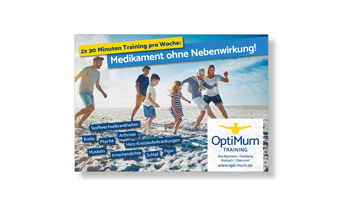 Werbeplakat von OptiMum Training mit der Überschrift „Medikament ohne Nebenwirkung!“, einer Familie am Strand und dem Hinweis „2×30 Minuten Training pro Woche“.