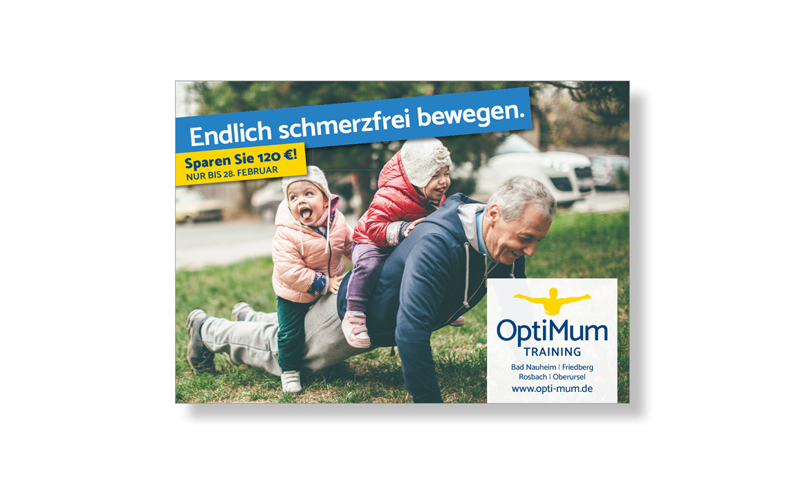 Werbeplakat von OptiMum Training mit der Überschrift „Endlich schmerzfrei bewegen.“ und einer Person mit Kind auf dem Rücken.