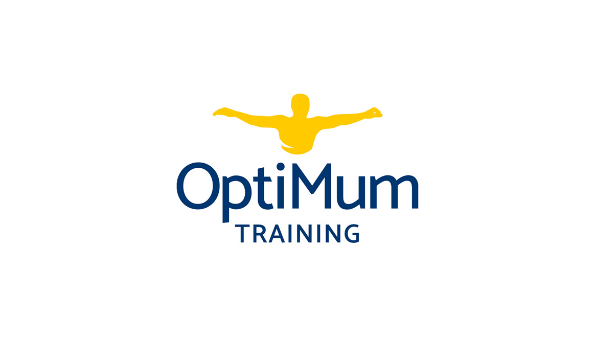 Logo von OptiMum Training mit stilisierter gelber Figur über der blau-gelben Wortmarke auf weißem Hintergrund.