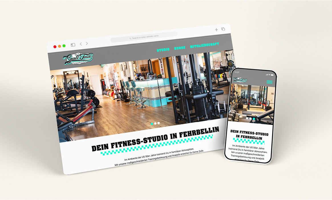 Responsive Website von SmallTown Fitness auf Desktop-Monitor und Smartphone mit der Startseite des Fitnessstudios.