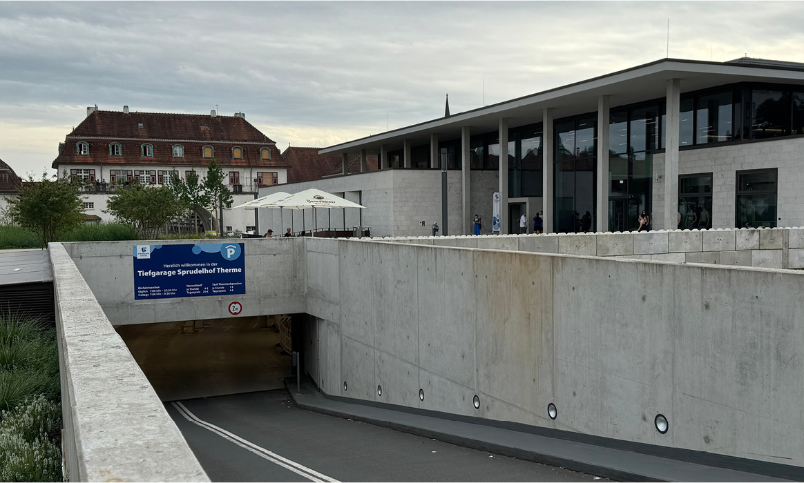 Einfahrt zum Parkhaus der Sprudelhof Therme Bad Nauheim mit Leitsystem, Beschilderung und Zufahrtsbereich.
