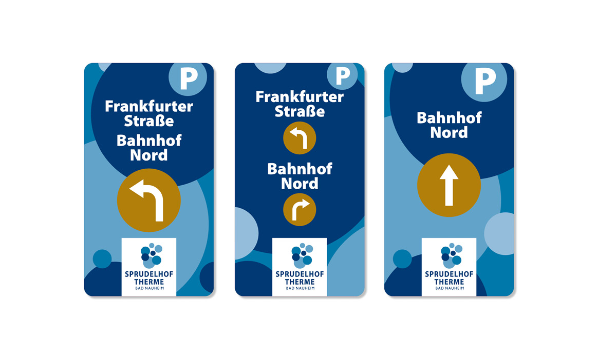 Übersicht des Parkleitsystems der Sprudelhof Therme Bad Nauheim mit Richtungsschildern zu verschiedenen Parkhäusern und Parkplätzen.
