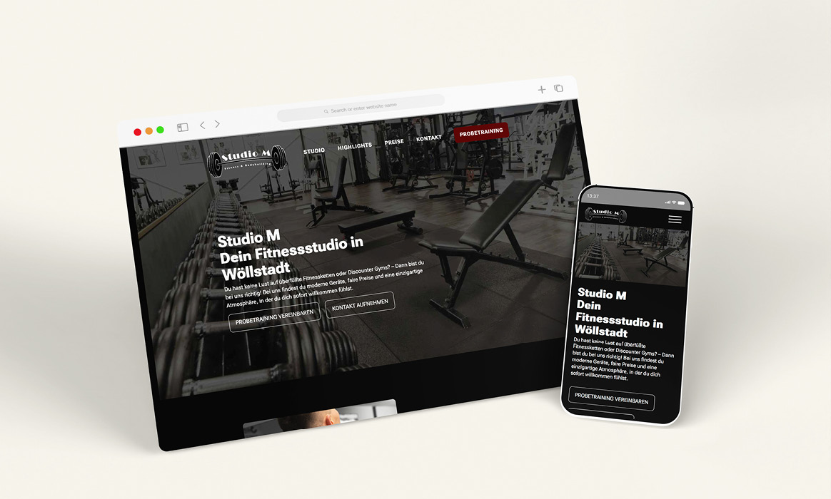 Responsive Website von Studio M auf Desktop-Monitor und Smartphone mit der Startseite eines Fitnessstudios sowie Trainings- und Kursinformationen.