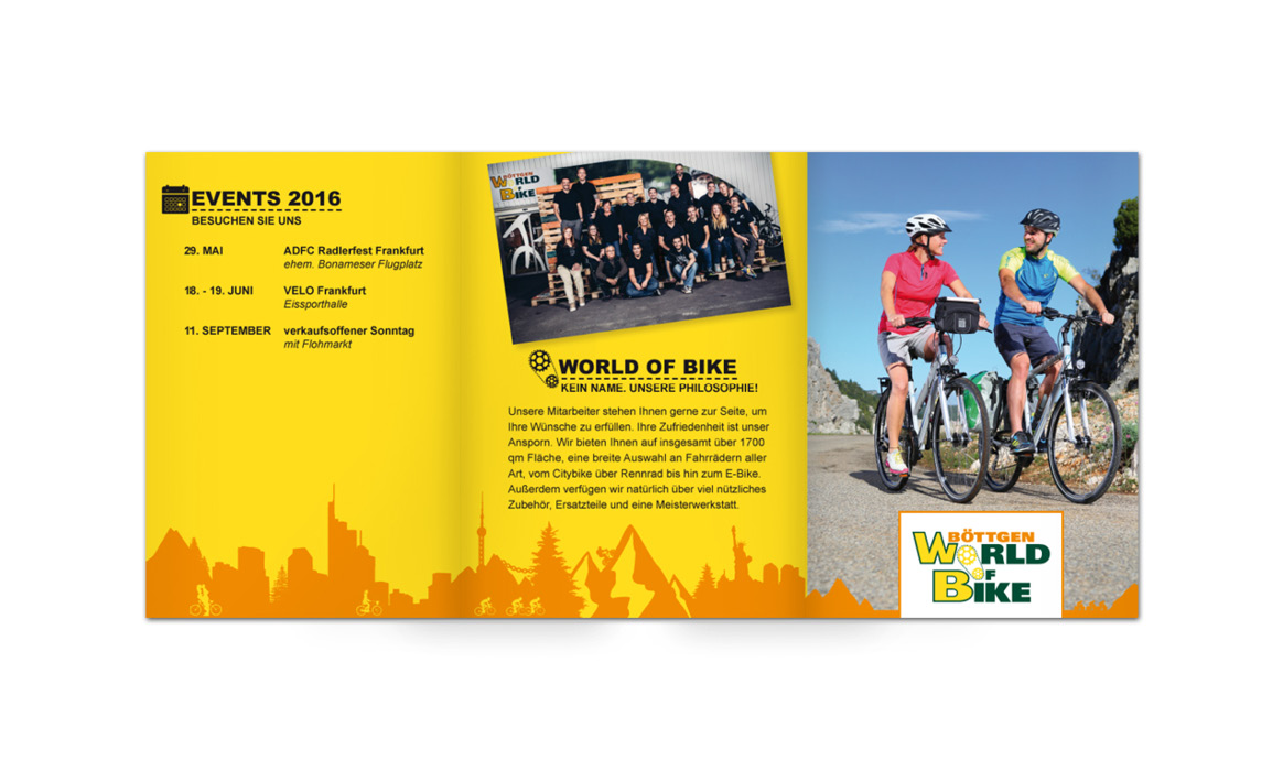 Geöffneter Flyer von World of Bike mit Veranstaltungsterminen, Informationen zum Fahrradgeschäft und einer Abbildung von Mountainbikern.